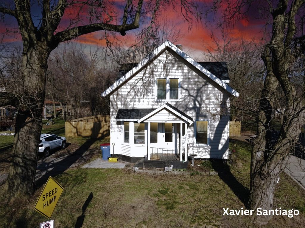 1128 Emerald Avenue, Grand Rapids, MI 49503