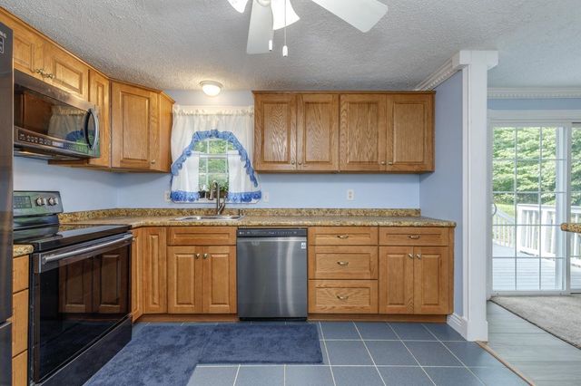 12 Ash Street, Londonderry, NH 03053