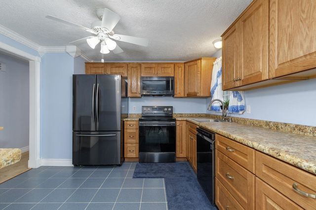 12 Ash Street, Londonderry, NH 03053