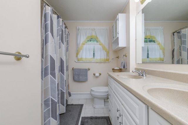 12 Ash Street, Londonderry, NH 03053