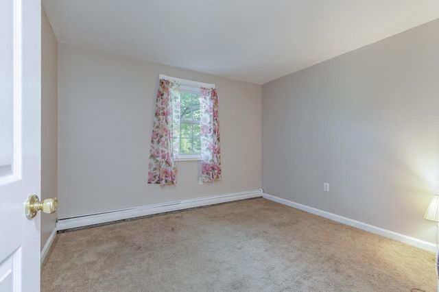12 Ash Street, Londonderry, NH 03053