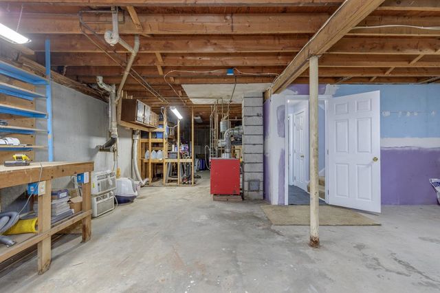 12 Ash Street, Londonderry, NH 03053