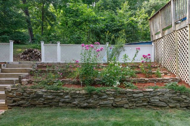 12 Ash Street, Londonderry, NH 03053