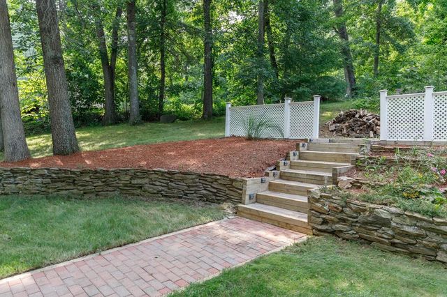 12 Ash Street, Londonderry, NH 03053