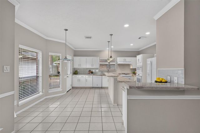 111 Pine Manor Drive, Conroe, TX 77385