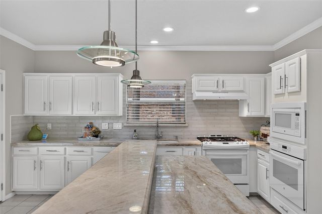 111 Pine Manor Drive, Conroe, TX 77385