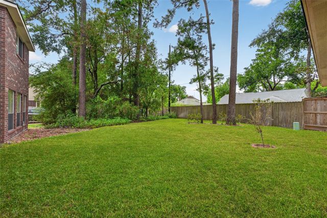 111 Pine Manor Drive, Conroe, TX 77385