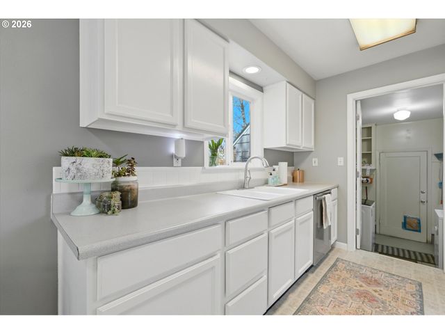 221 Se 109TH Ave, Portland, OR 97216