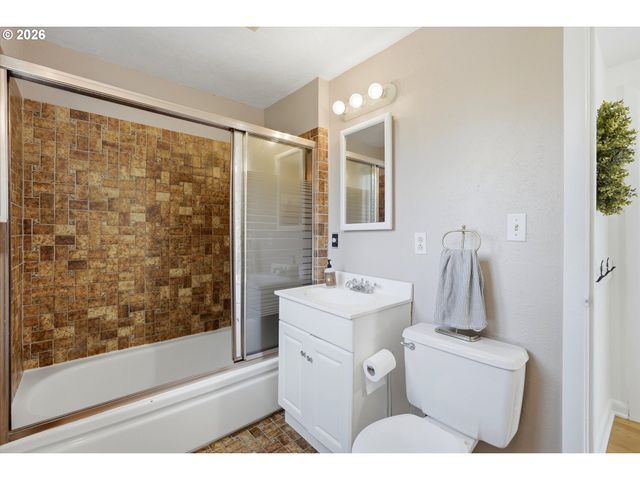 221 Se 109TH Ave, Portland, OR 97216