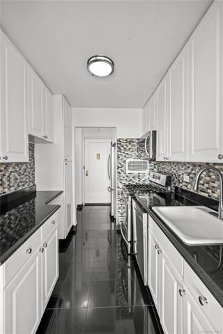 4555 Henry Hudson Parkway A908, Bronx, NY 10471