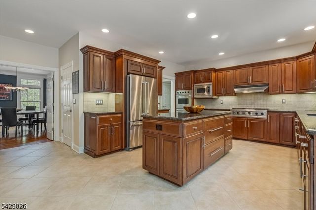 5 Chilton Rd, Chester Twp., NJ 07930