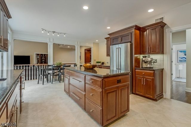 5 Chilton Rd, Chester Twp., NJ 07930
