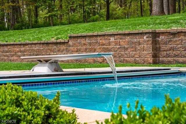 5 Chilton Rd, Chester Twp., NJ 07930