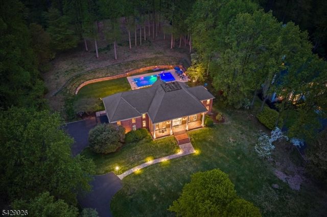 5 Chilton Rd, Chester Twp., NJ 07930