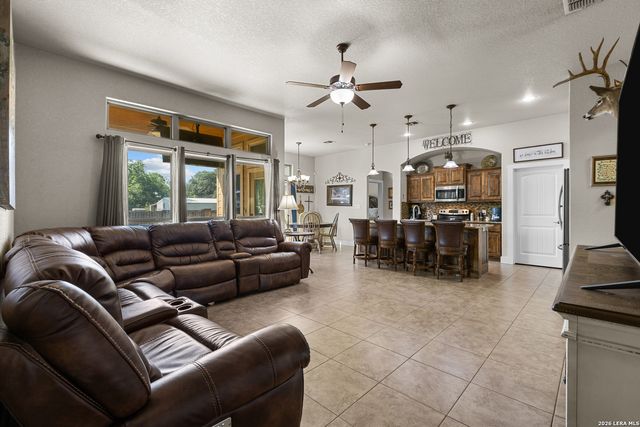 1812 Wandering Trail, Pleasanton, TX 78064