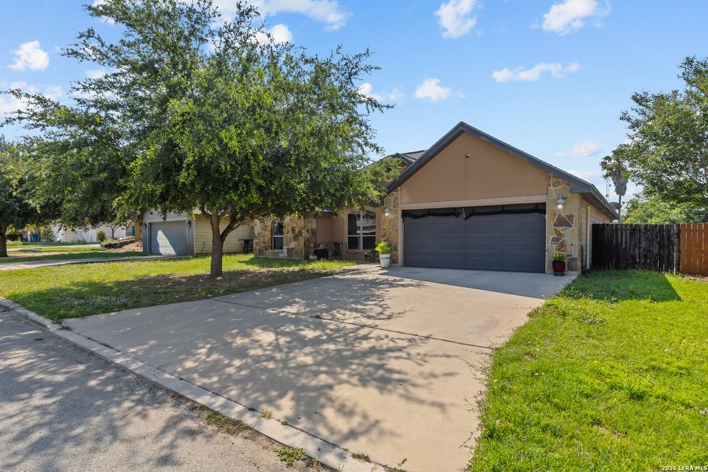 1812 Wandering Trail, Pleasanton, TX 78064