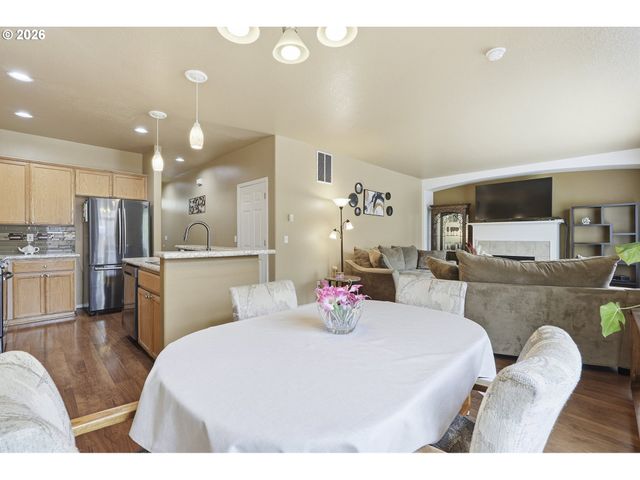 979 Se ROUNDELAY St, Hillsboro, OR 97123
