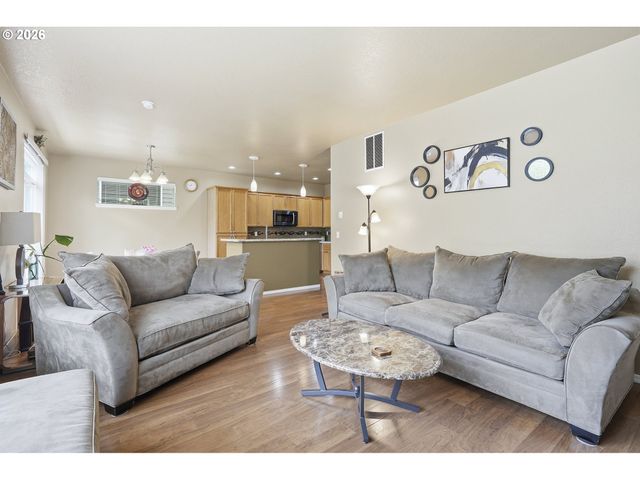 979 Se ROUNDELAY St, Hillsboro, OR 97123