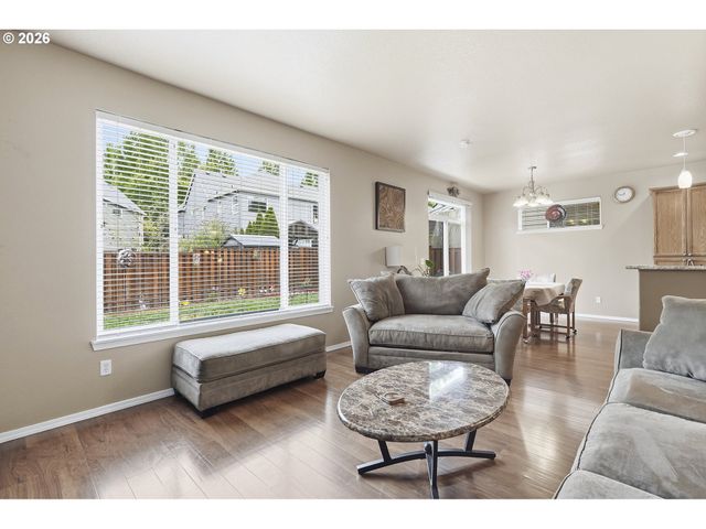 979 Se ROUNDELAY St, Hillsboro, OR 97123