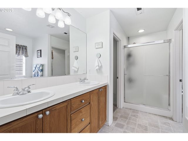 979 Se ROUNDELAY St, Hillsboro, OR 97123