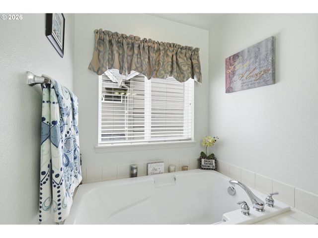 979 Se ROUNDELAY St, Hillsboro, OR 97123