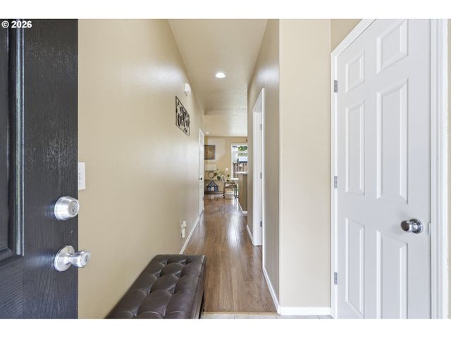 979 Se ROUNDELAY St, Hillsboro, OR 97123