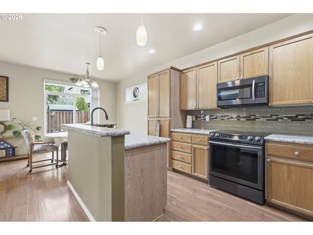 979 Se ROUNDELAY St, Hillsboro, OR 97123