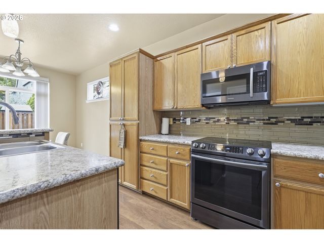 979 Se ROUNDELAY St, Hillsboro, OR 97123