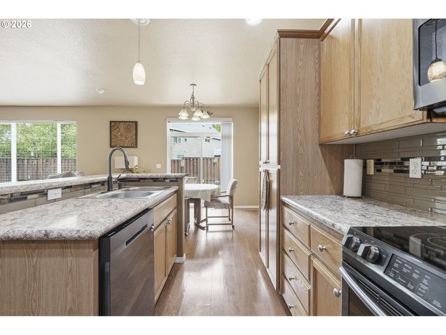 979 Se ROUNDELAY St, Hillsboro, OR 97123