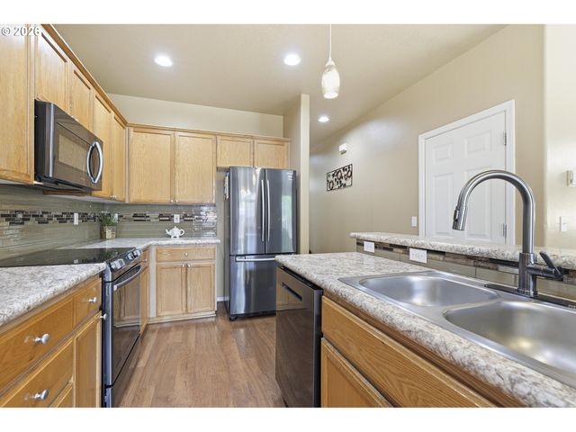 979 Se ROUNDELAY St, Hillsboro, OR 97123