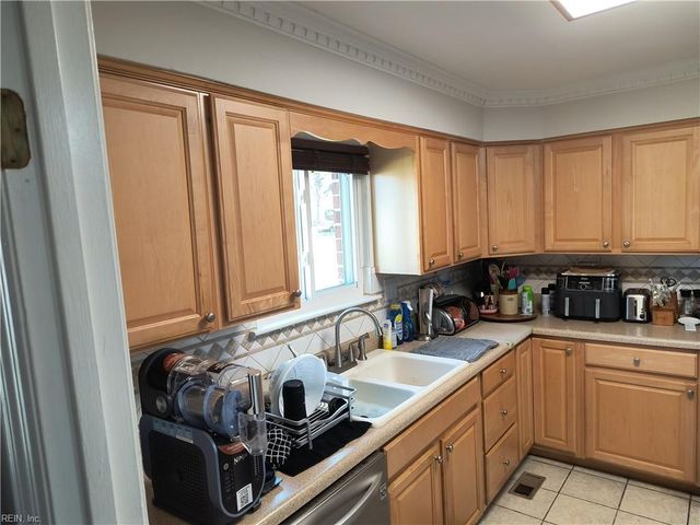 5816 Hedgerow LN, Portsmouth, VA 23703