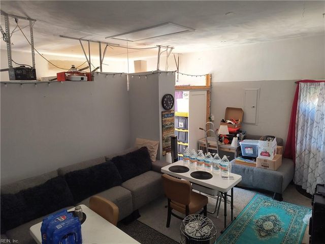 5816 Hedgerow LN, Portsmouth, VA 23703