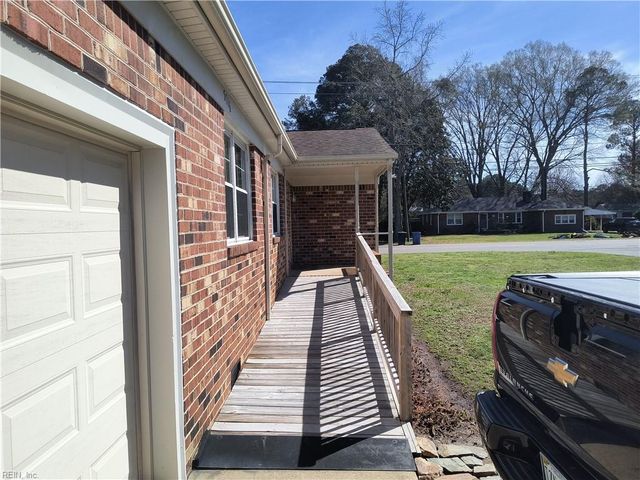 5816 Hedgerow LN, Portsmouth, VA 23703