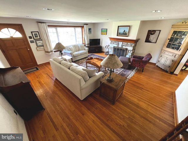 162 VALLEY DR, Southampton, PA 18966