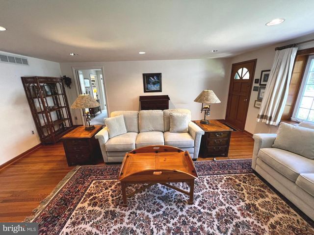 162 VALLEY DR, Southampton, PA 18966