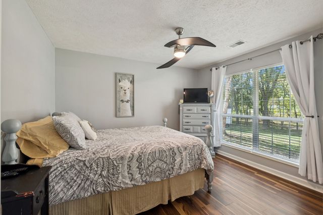 160 Waters Edge Ln, Hendersonville, TN 37075