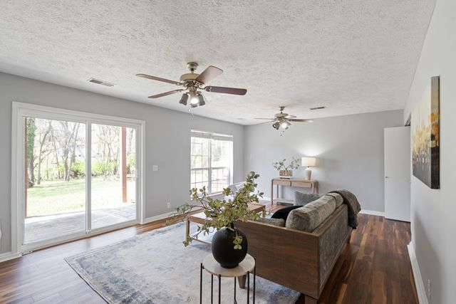 160 Waters Edge Ln, Hendersonville, TN 37075