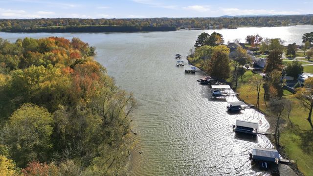 160 Waters Edge Ln, Hendersonville, TN 37075