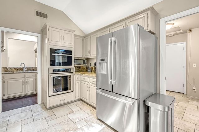 564 E Braddock Drive, Fresno, CA 93720