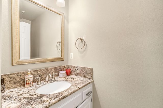 564 E Braddock Drive, Fresno, CA 93720