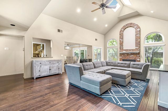 564 E Braddock Drive, Fresno, CA 93720