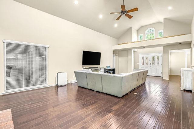 564 E Braddock Drive, Fresno, CA 93720