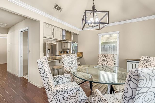 564 E Braddock Drive, Fresno, CA 93720