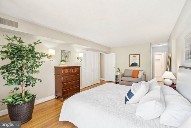 1300 ARMY NAVY DR #514, Arlington, VA 22202