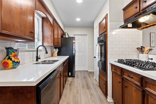 2205 Buchanan Drive, Baytown, TX 77520