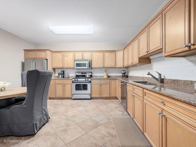 586 Crescent Boulevard 304, Glen Ellyn, IL 60137