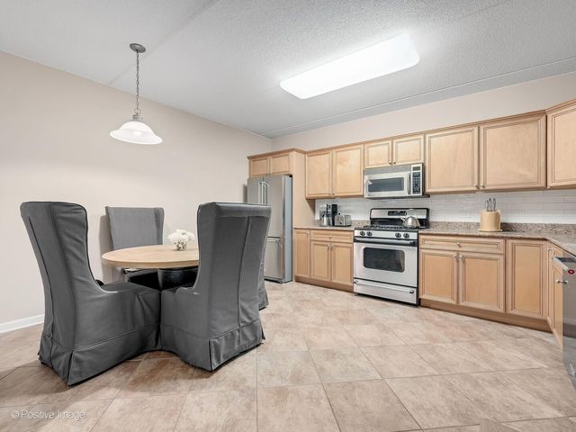 586 Crescent Boulevard 304, Glen Ellyn, IL 60137
