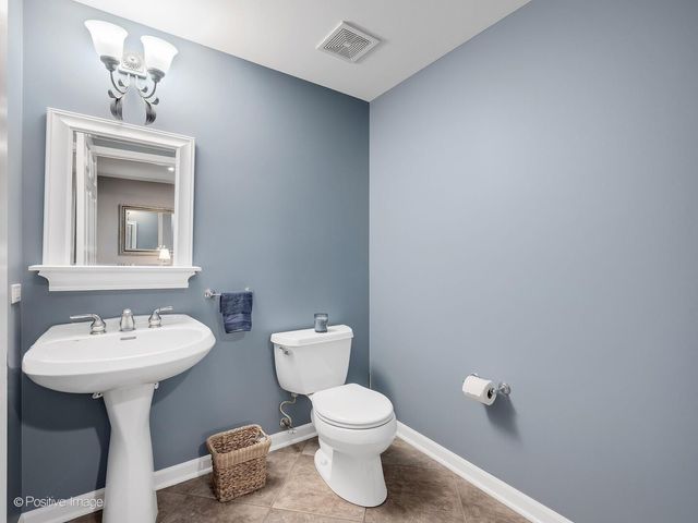 586 Crescent Boulevard 304, Glen Ellyn, IL 60137
