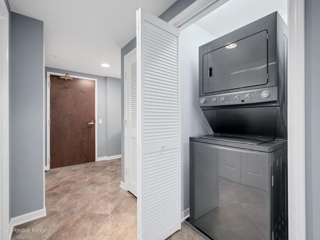 586 Crescent Boulevard 304, Glen Ellyn, IL 60137