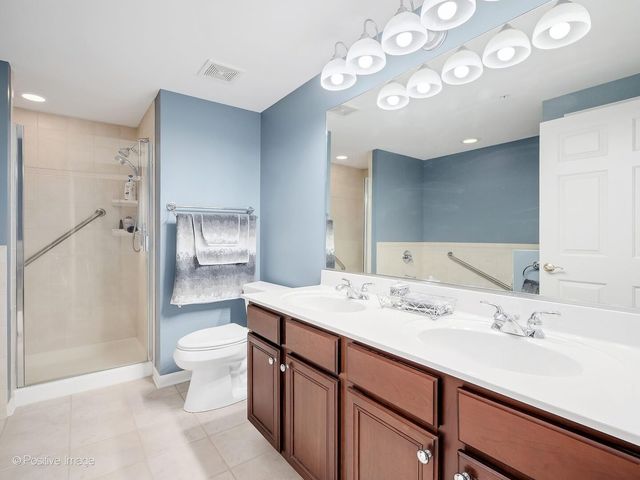 586 Crescent Boulevard 304, Glen Ellyn, IL 60137